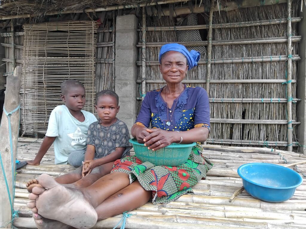 La grand-mère Bernadette avec Marina et Junior à Ahomey