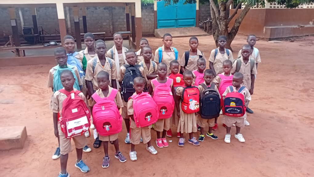 La rentrée scolaire à Pobé : les enfants avec leurs nouveaux cartables