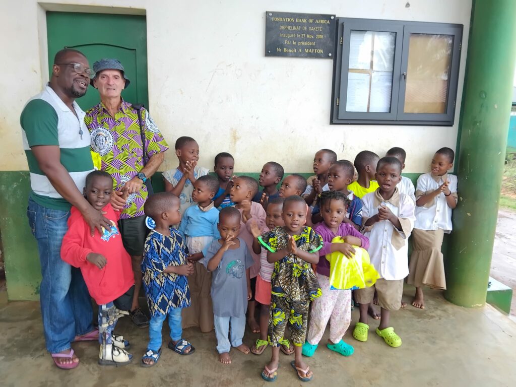 Alain Raffour et Léopold avec les enfants devant le bâtiment inauguré par la Fondation Bank of Africa