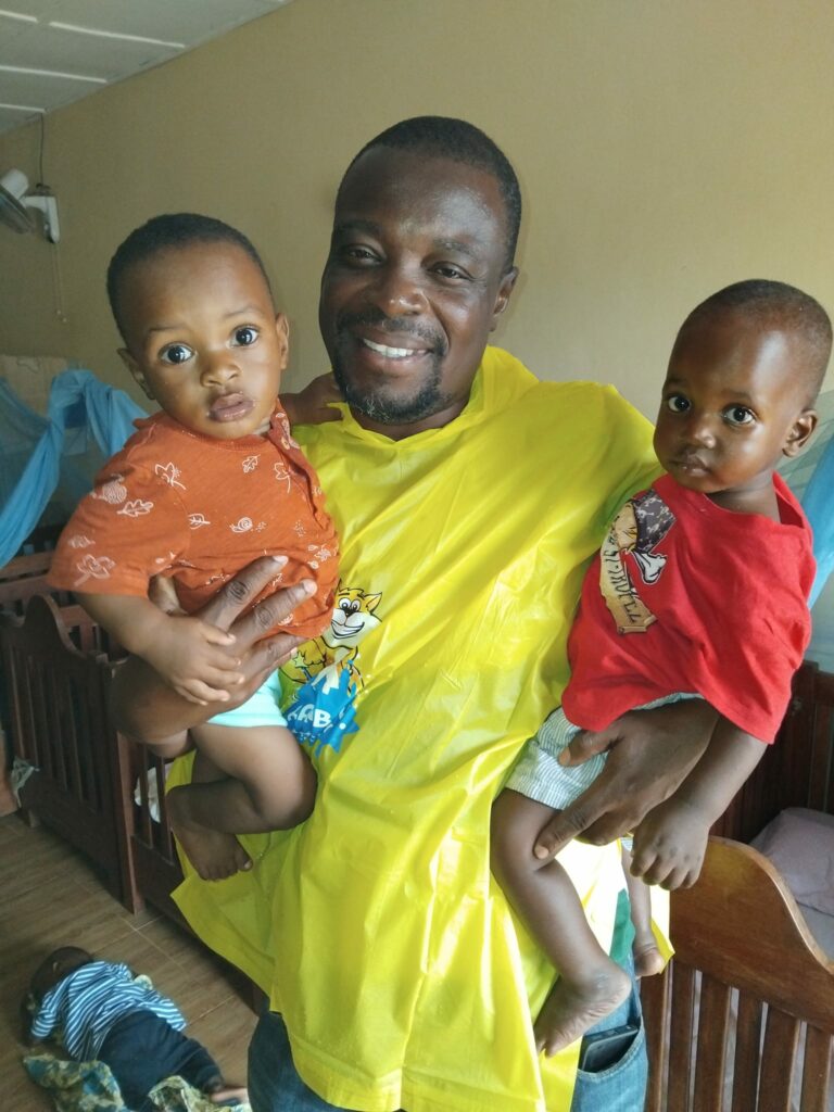 Léopold avec deux bébés de l'orphelinat de Sakété