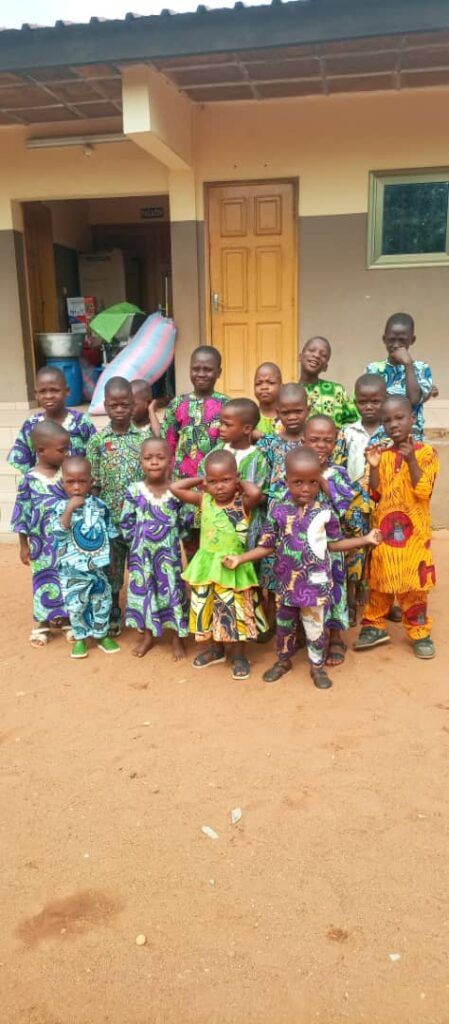 Les enfants de l'orphelinat de Sakété en tenues traditionnelles pour la rentrée 2026